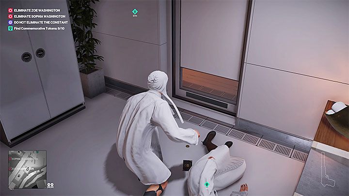 Wyrusz teraz w stronę toalety znajdującej się na tyłach sali pokazowej - Jak łatwo zebrać 10 unikalnych monet (pamiątkowych tokenów)? | Hitman 2 - Hitman 2 - poradnik do gry