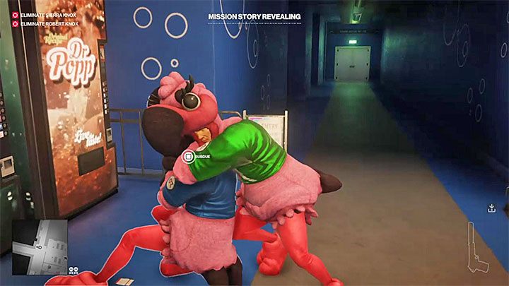 Odszukaj teraz w tej samej lokacji (korytarz obok parkingu podziemnego) innego mężczyznę w stronu flaminga - Hitman 2: Miami - wszystkie trofea, lista - Hitman 2 - poradnik do gry