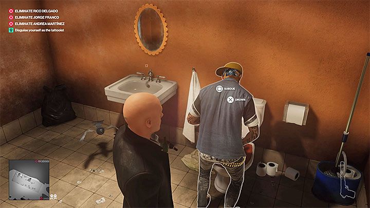 P-Power po wypiciu płynu z butelki wyruszy w stronę toalety - Zadania fabularne w misji Trzygłowy wąż | Hitman 2 - Hitman 2 - poradnik do gry