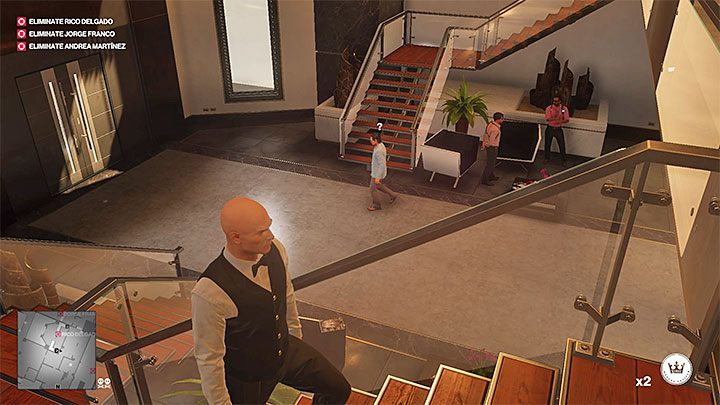 Ustaw się pod żyrandolem i zaczekaj aż w pobliżu pojawi się Rico Delgado - Zamordowanie Rico Delgado w misji Trzygłowy wąż w Hitman 2 - Hitman 2 - poradnik do gry