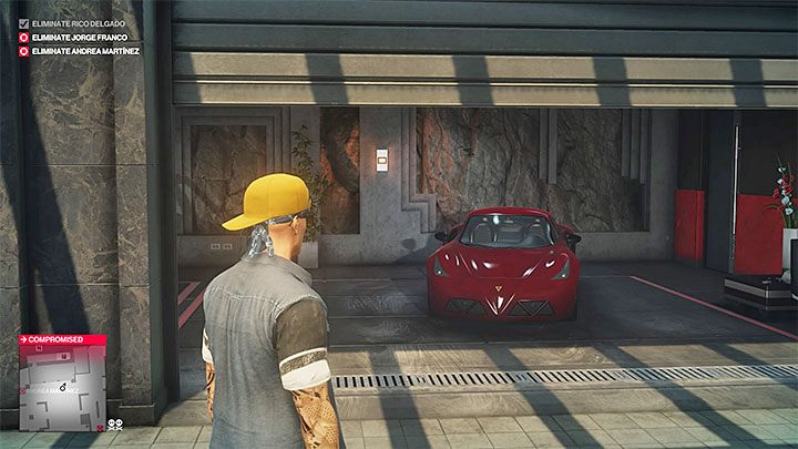 Sportowe auto jest w garażu na terenie posiadłości Rico Delgado - Opuszczenie Santa Fortuny w misji Trzygłowy wąż w Hitman 2 - Hitman 2 - poradnik do gry