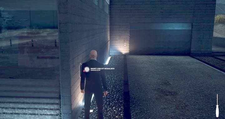 Sabotuj skrzynkę elektryczną, a przycisk przy bramie garażowej będzie aktywny - Przygotowanie na przyjazd celu w misji Zew Nocy w Hitman 2 - Hitman 2 - poradnik do gry