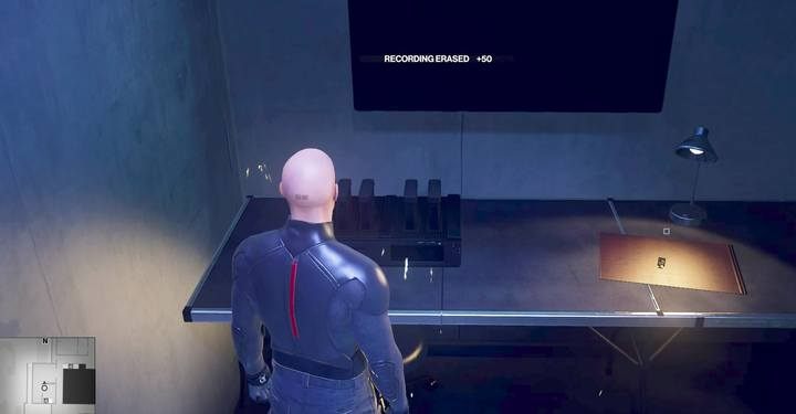 Na biurku leży hasło do komputera w formie pendrivea oraz urządzenie z nagraniami z kamer - Przygotowanie na przyjazd celu w misji Zew Nocy w Hitman 2 - Hitman 2 - poradnik do gry