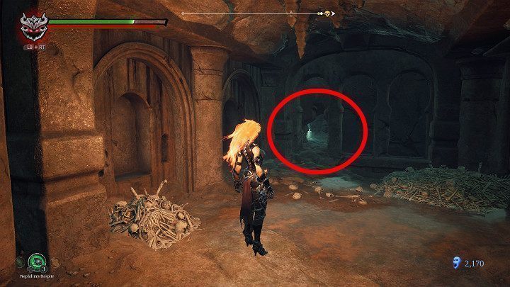 Gdy wejdziesz do krypty i wyeliminujesz przeciwnika, dostrzeżesz małe przejście w lewym dolnym rogu ściany - Esencje w grze Darksiders 3 - Darksiders 3 - poradnik do gry