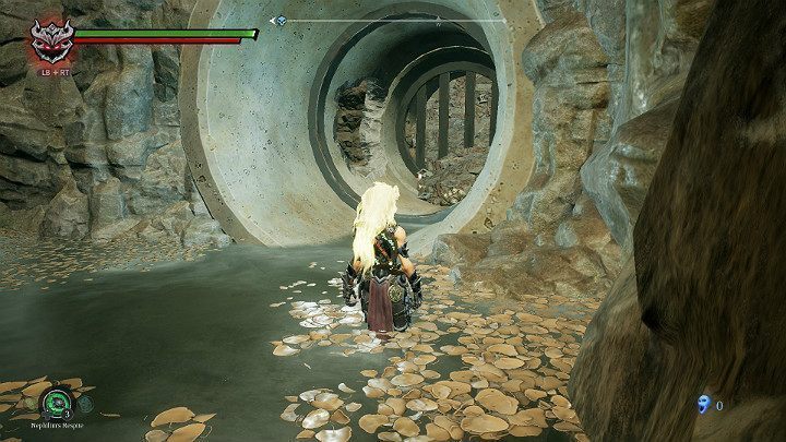 Wejdź do wielkiej rury odpływowej, zbierz przedmiot i przejdź przez dziurę w ścianie - Zatopiona dzielnica - Darksiders 3 - poradnik do gry