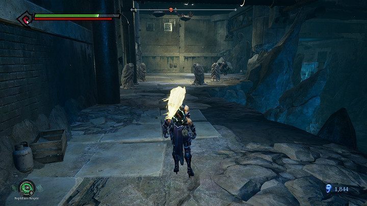 W posągach kryją się przeciwnicy także miej się na baczności - Wyjście z kanałów | Solucja do gry Darksiders 3 - Darksiders 3 - poradnik do gry