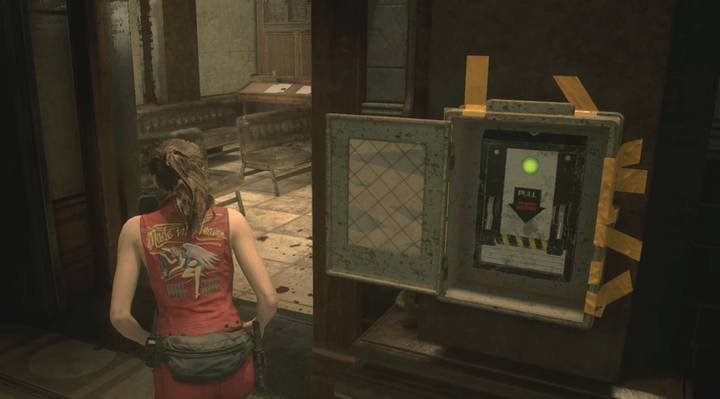 Przejdź przez zachodnie drzwi na parterze - to jedyna droga - Zbierz 3 medaliony | Posterunek policji w Resident Evil 2 - Resident Evil 2 - poradnik do gry