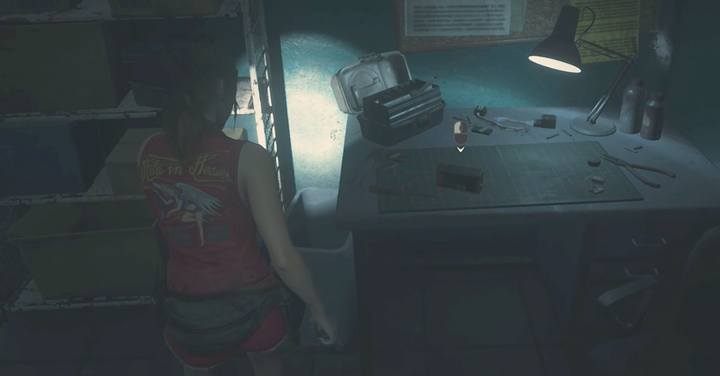 W tym ostatnim pomieszczeniu otwórz zamknięte drzwi od południowej strony, używając narzędzia skrawającego - Zbierz 3 medaliony | Posterunek policji w Resident Evil 2 - Resident Evil 2 - poradnik do gry
