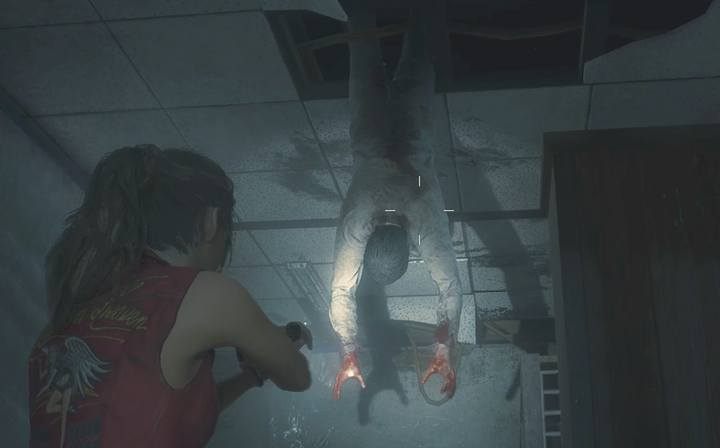 Zwal na ziemię wiszącego zombie - gdy się obudzi może utrudnić ci opuszczenie pokoju po cichu - Zbierz 3 medaliony | Posterunek policji w Resident Evil 2 - Resident Evil 2 - poradnik do gry