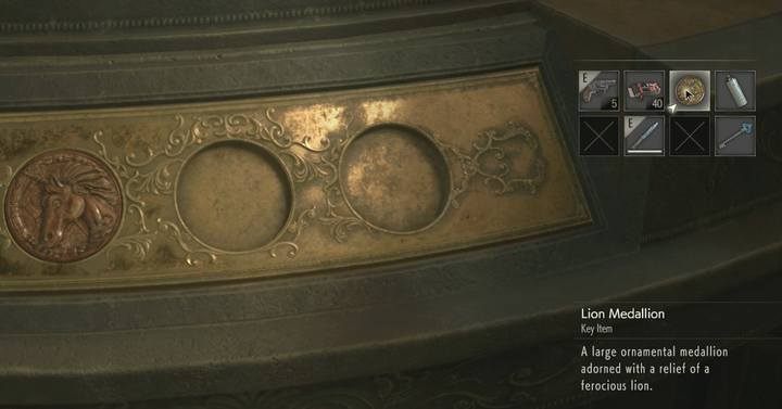 Po zebraniu trzech medalionów, możesz umieścić je przy posągu w Głównym holu - Zbierz 3 medaliony | Posterunek policji w Resident Evil 2 - Resident Evil 2 - poradnik do gry
