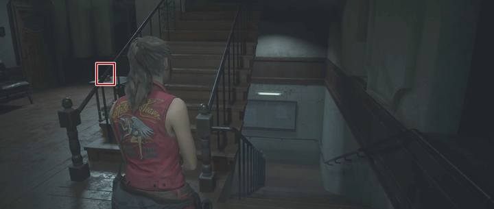 Przy schodach znajdziesz figurkę Szopa do zestrzelenia (sekret) - Zdobycie identyfikatora i ucieczka | Posterunek policji w Resident Evil 2 - Resident Evil 2 - poradnik do gry
