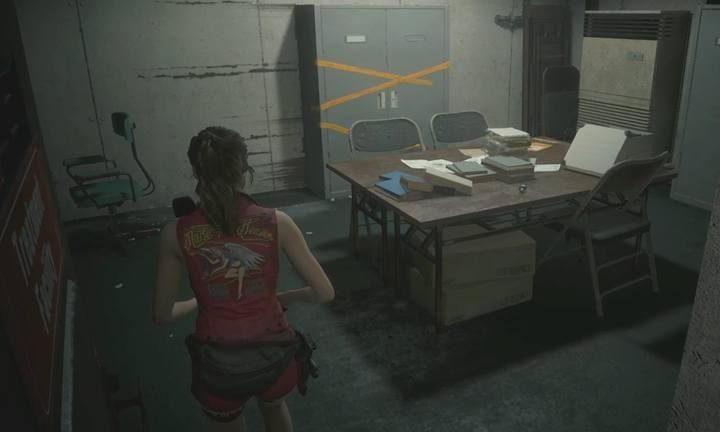 Tajne przejście ukase się, gdy przesuniesz szafę - Wszystkie ulepszenia broni w Resident Evil 2 - Resident Evil 2 - poradnik do gry