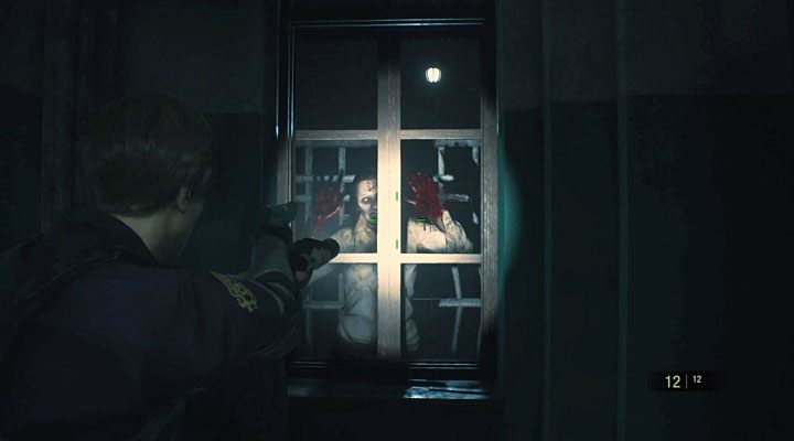 W trakcie przemierzania niektórych lokacji w grze Resident Evil 2 możesz zauważać zombiaki, które stoją przy oknach i próbują rozbić okiennice żeby dostać się do środka - Jak i po co barykadować okna w Resident Evil 2? - Resident Evil 2 - poradnik do gry