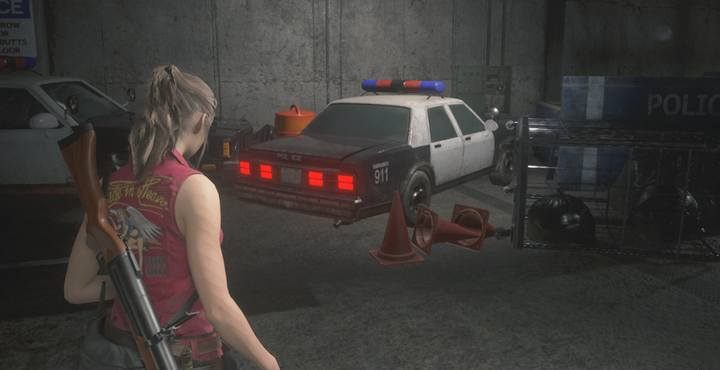 W ekwipunku wejdź w tryb inspekcji - z tyłu pilota znajdziesz przycisk, który go aktywuje - Jak otworzyć bagażnik samochodu na parkingu w Resident Evil 2? - Resident Evil 2 - poradnik do gry