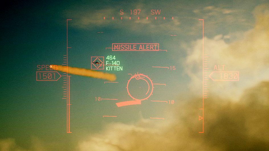 Missile alert, czerwona belka pokazująca kierunek zagrożenia i wreszcie smuga pocisku zmierzającego w naszym kierunku - to oznacza kłopoty! - Unikanie wrogich rakiet i ostrzału wroga w Ace Combat 7 - Ace Combat 7 Skies Unknown - poradnik do gry