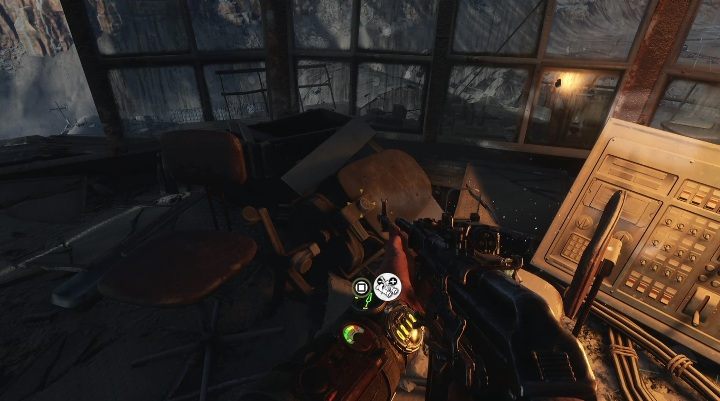 Ulepszenie leży wśród krzeseł - Metro Exodus: Morze Kaspijskie - Ulepszenia, mapa, lista - Metro Exodus - poradnik do gry