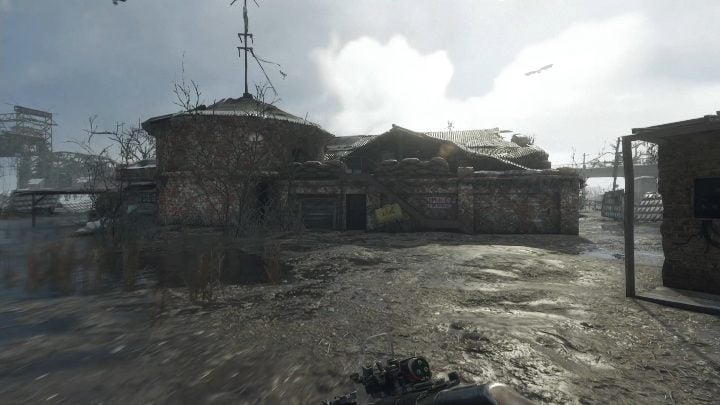 Aby wejść do budynku musisz po cichu dostać się na górę, po schodach - Metro Exodus: Wołga - Ulepszenia i ciekawe miejsca, mapa, lista - Metro Exodus - poradnik do gry