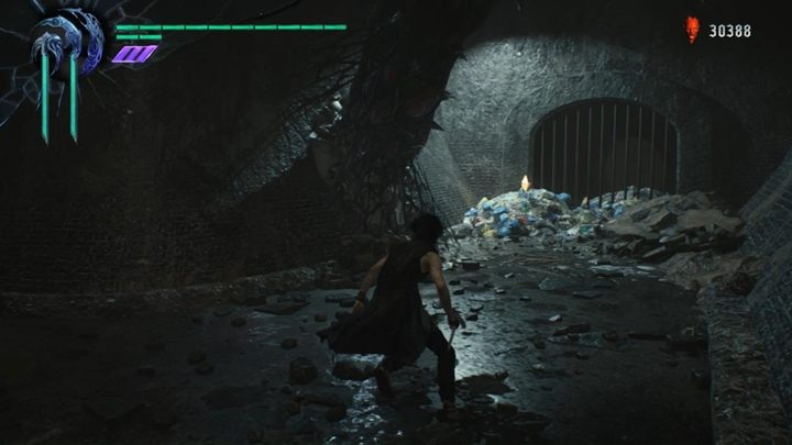 W tunelu cię spora fala wrogów, a przy rozgałęzieniu warto skręcić w prawo, by podnieść złotą kulę - Misja 05 - Demoniczny Miecz Spardy - Solucja Devil May Cry 5 - Devil May Cry 5 - poradnik do gry