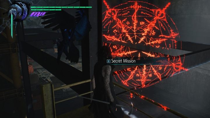 Gdy dotrzesz do magazynu, po pewnym czasie natkniesz się na rusztowania, które ewidentnie blokują przejście dalej - Tajna misja 04 w Devil May Cry 5 - Devil May Cry 5 - poradnik do gry