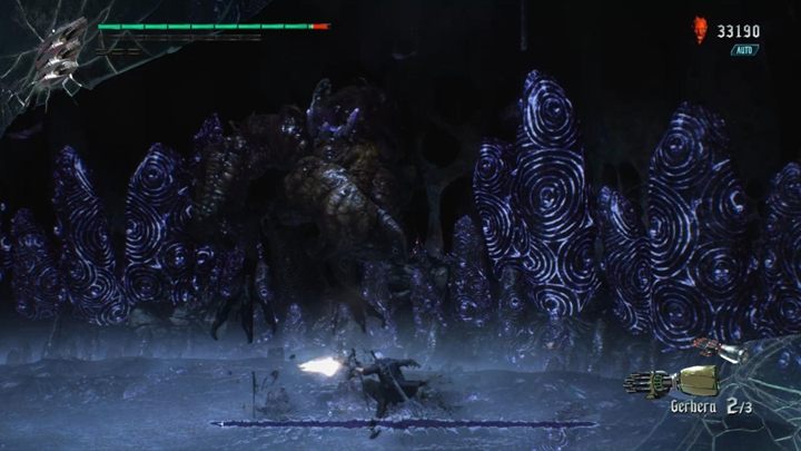 W pewnym momencie, boss zniknie całkowicie z ekranu i będzie cię atakował szponami, które wyłonią się z nagłych miejsc - Malphas - Boss w Devil May Cry 5 - Devil May Cry 5 - poradnik do gry