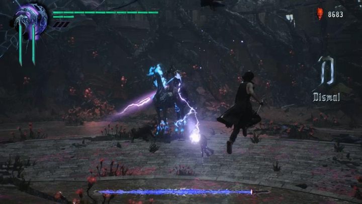 Boss będzie próbował cię atakować szarżami, które musisz bezwzględnie unikać - Elder Geryon Knight - Boss w Devil May Cry 5 - Devil May Cry 5 - poradnik do gry