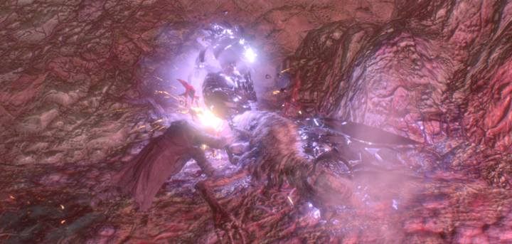 Cavaliere wbija się we wrogów i wrzyna się zadając ciągłe obrażenia i budując Combo - Dante - Arsenał, broń w Devil May Cry 5 - Devil May Cry 5 - poradnik do gry
