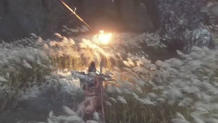 Często combo wykonywane przez bossa, które możesz wykorzystać na swoją przewagę, polega na wykonaniu prostego cięcia, po którym odskakuje - Genichiro & Isshin, the Sword Saint - Boss w Sekiro Shadow Die Twice - Sekiro Shadows Die Twice - poradnik do gry