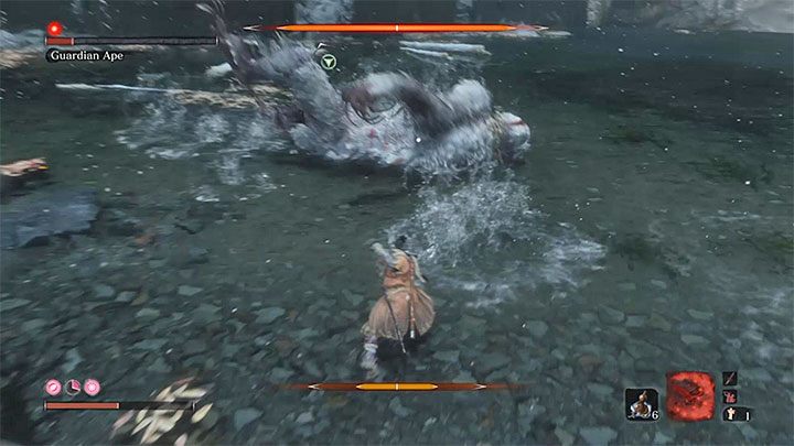 Innym dobrym pomysłem na atakowanie bossa jest wyczekiwanie momentów, w których przewróci się na plecy - Małpi Strażnik w Zatopionej Dolinie | Boss w Sekiro Shadows Die Twice - Sekiro Shadows Die Twice - poradnik do gry