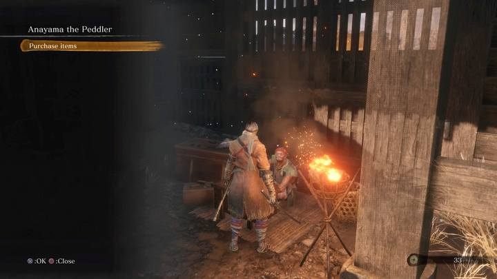 Handlarza Anayama znajdziesz pod bramą, naprzeciwko schodów w lokacji Mur podzamcza - schody [Podzamcze Ashiny] - Handlarz Anayama | Handlarze w Sekiro Shadows Die Twice - Sekiro Shadows Die Twice - poradnik do gry