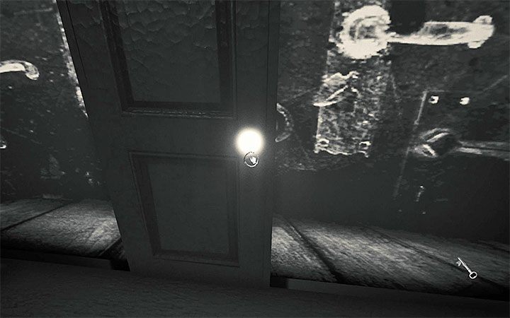 Podejdź po wszystkim do świecącej się gałki i otwórz drzwi żeby przejść przez ekran - Druga zagadka z projektorem | Rozwiązanie zagadki w Layers of Fear 2 - Layers of Fear 2 - poradnik do gry