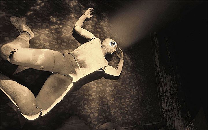 Wejdź na łóżko, nad którym wisi manekin i użyj na nim podartej kartki - Zagadka w sypialni | Rozwiązanie zagadki w Layers of Fear 2 - Layers of Fear 2 - poradnik do gry