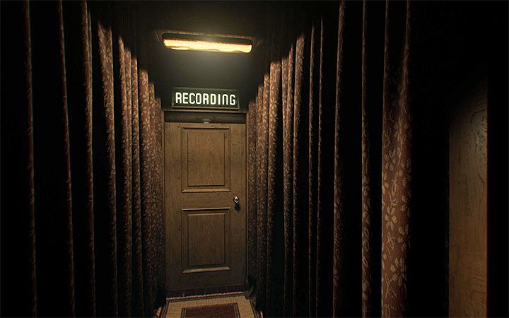 Do podjęcia pierwszej decyzji zmuszony zostaniesz niedługo po dotarciu do pomieszczenia nagrań - rozpoznasz je po napisie Recording nad drzwiami - Pierwszy wybór | Solucja Layers of Fear 2 - Layers of Fear 2 - poradnik do gry