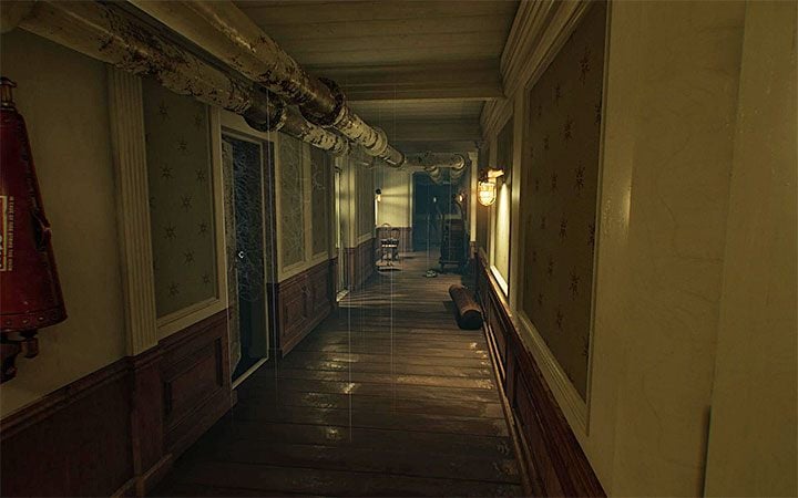 Niedaleko miejsca startu jest mały stolik z podartym zdjęciem z autografem - Sceny ucieczki i maszynownia | Solucja Layers of Fear 2 - Layers of Fear 2 - poradnik do gry