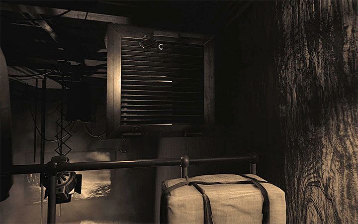 Przejdź po metalowym balkoniku nad salą z projektorem - Sypialnia | Solucja Layers of Fear 2 - Layers of Fear 2 - poradnik do gry
