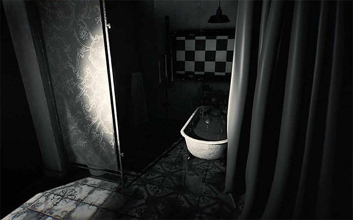 Zacznij od rozsunięcia zasłony po lewej stronie, dzięki czemu odsłonisz wannę z manekinem - Zagadka z kablem i wanną | Rozwiązanie zagadki w Layers of Fear 2 - Layers of Fear 2 - poradnik do gry