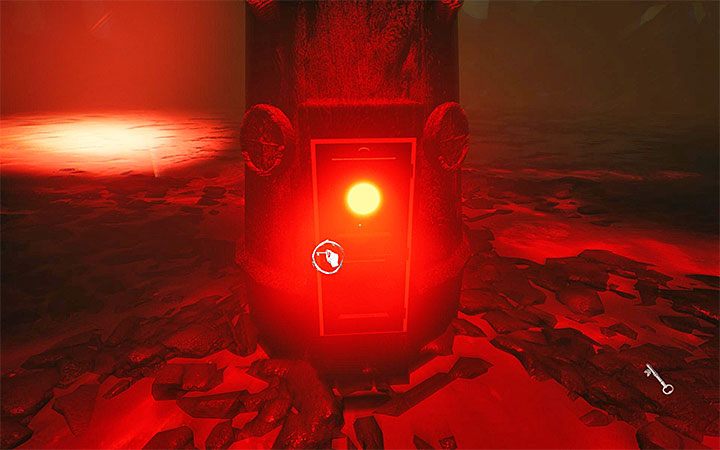 Podnieś klucz i od razu użyj go na malutkich drzwiach u podstawy latarni - Czwarta zagadka z projektorem | Rozwiązanie zagadki w Layers of Fear 2 - Layers of Fear 2 - poradnik do gry