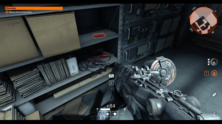 Tę kastę znajdziesz na regale pełnym książek oraz sprzętu - Riverside | Sekrety w Wolfenstein Youngblood - Wolfenstein: Youngblood - poradnik do gry