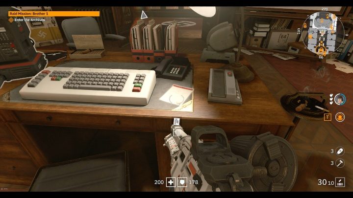 Na wielki, drewnianym biurku leży masywny komputer i równie duża klawiatura - Brat 1 | Sekrety w Wolfenstein Youngblood - Wolfenstein: Youngblood - poradnik do gry