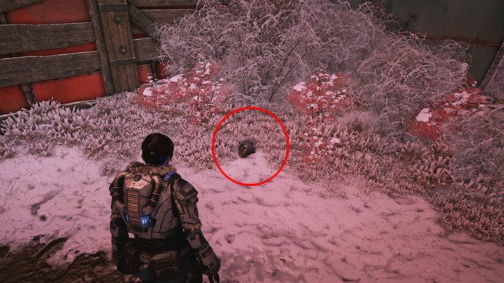 Na śniegu za wielkim, ozdobnym rogiem leży jeden z przedmiotów kolekcjonerskich - Zagubiony hełm GEARA - Akt 2 Rozdział 1 - Rekrutacja | Solucja Gears 5 - Gears 5 - poradnik do gry