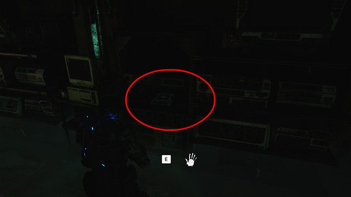 Na biurku z prawej strony znajdziesz przedmiot kolekcjonerski - Przestarzały nośnik danych - Akt 2 Rozdział 3 - ...tym mniej polanek | Solucja Gears 5 - Gears 5 - poradnik do gry