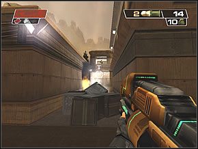 Jak tylko wejdziesz do pomieszczenia, zobaczysz masę biegających dookoła cywilów i stojącego w rogu sali żołnierza - Break In | Sopots Citadel | Red Faction II - Red Faction II - poradnik do gry