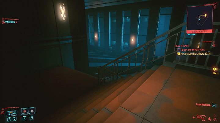 Gdy wysiądziesz z windy, zejdź schodami po lewej stronie w momencie, gdy drony patrolujące ten teren nie będą patrzeć przez szyby - Cyberpunk 2077: Przerwane milczenie/Play It Safe - solucja, opis przejścia - Cyberpunk 2077 - poradnik do gry