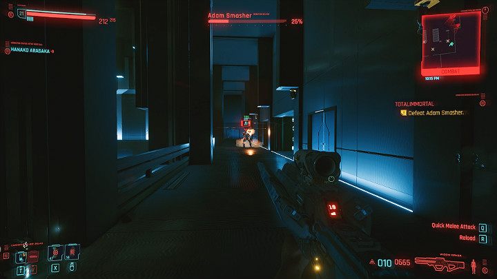 Gdy Smasher nieco przykucnie i przechyli się do przodu to znak, że skorzysta z wyrzutni nad lewym ramieniem i wystrzeli w Twoim kierunku pociski rakietowe - Cyberpunk 2077: Adam Smasher - boss, jak pokonać? - Cyberpunk 2077 - poradnik do gry