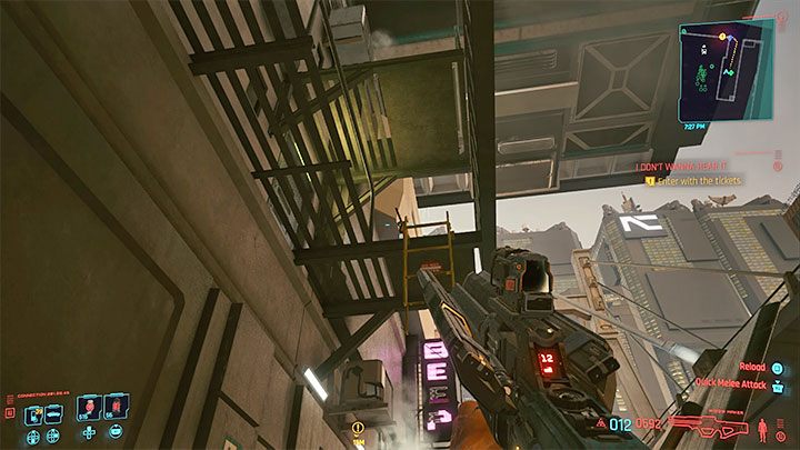 Metoda 3 - Dotarcie do lewych bocznych drzwi klubu: Także i w tym przypadku zbadaj alejkę na lewo od wejścia do klubu - Cyberpunk 2077: Na krzywy ryj (Kerry)/I Dont Wanna Hear It - solucja - Cyberpunk 2077 - poradnik do gry