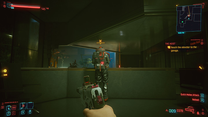 Jeśli chcesz działać po cichu, oznacz wszystkie cele za pomocą skanera, a następnie wyeliminuj pierwszego strażnika po prawej stronie - tak dla pewności - Cyberpunk 2077: Skok na głęboką wodę/The Heist - solucja, opis przejścia - Cyberpunk 2077 - poradnik do gry