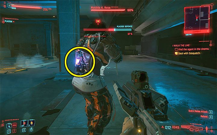Słaby punkt na ciele Sasquatch to fioletowy pojemnik na jej plecach - musisz zajmować się atakowaniem go - Cyberpunk 2077: Sasquatch - boss, jak pokonać? - Cyberpunk 2077 - poradnik do gry
