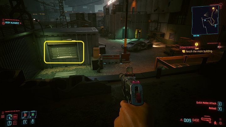 Gdy tylko strażnik zacznie iść w prawą stronę, zeskocz na poziom ulicy i podejdź do włazu w budynku naprzeciwko - Cyberpunk 2077: Bezład/Disasterpiece - solucja, opis przejścia - Cyberpunk 2077 - poradnik do gry