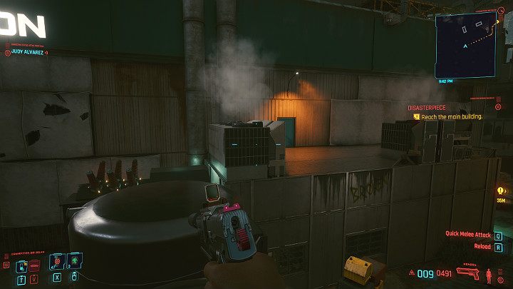 Gdy będziesz na dachu wskocz na pierwszy owalny metalowy pojemnik, a z niego przeskocz na kolejny i dalej na urządzenie elektryczne - Cyberpunk 2077: Bezład/Disasterpiece - solucja, opis przejścia - Cyberpunk 2077 - poradnik do gry
