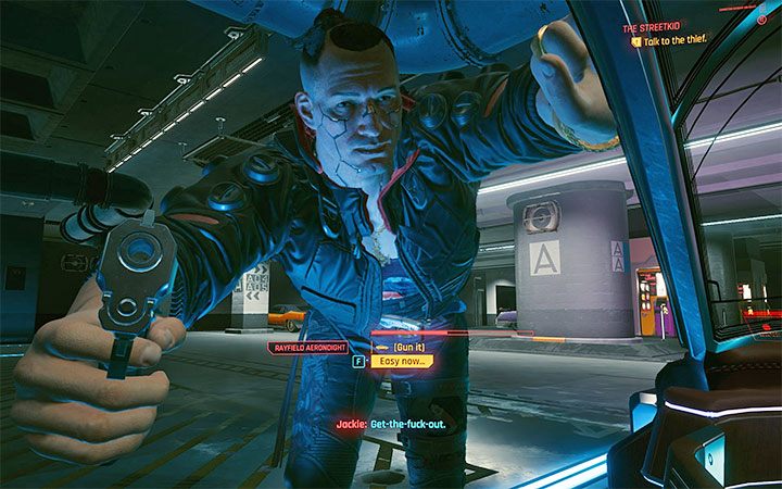 Jeśli wybrałeś pochodzenie Punk, to z Jackiem spotkasz się po raz pierwszy w dość niemiłej atmosferze - zatrzyma on V przy próbie kradzieży luksusowego auta - Cyberpunk 2077: Jackie Welles - towarzysz - Cyberpunk 2077 - poradnik do gry