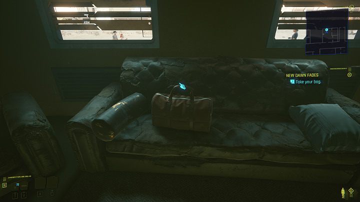Przechodzi do salonu, zabiera bilet autobusowy ze stołu, niewielką torbę z kanapy i wychodzi z mieszkania - Cyberpunk 2077: Zakończenie nomadzkie - współpraca z Panam i Aldecaldos - Cyberpunk 2077 - poradnik do gry